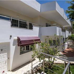 4 bedroom villa with pool close to beach on Akrotiri peninsula, sleeps 8